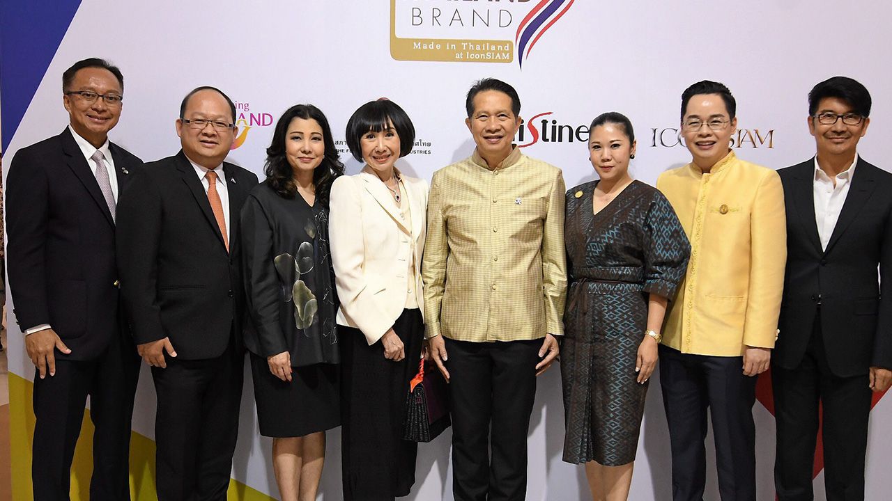 เชิญชม สุพันธุ์ มงคลสุธี เปิด “อะเมซิ่ง ไทยแลนด์ แบรนด์ เมด อิน ไทยแลนด์ แอท ไอคอนสยาม” งานแสดงผลงานมาสเตอร์พีซของ 9 กลุ่มอุตสาหกรรม จัดถึง 23 มี.ค. โดยมี ฐาปนีย์ เกียรติไพบูลย์, ชฎาทิพ จูตระกูล และ สุริยน ศรีอรทัยกุล มาร่วมงานด้วย ที่ไอคอนสยาม วันก่อน.