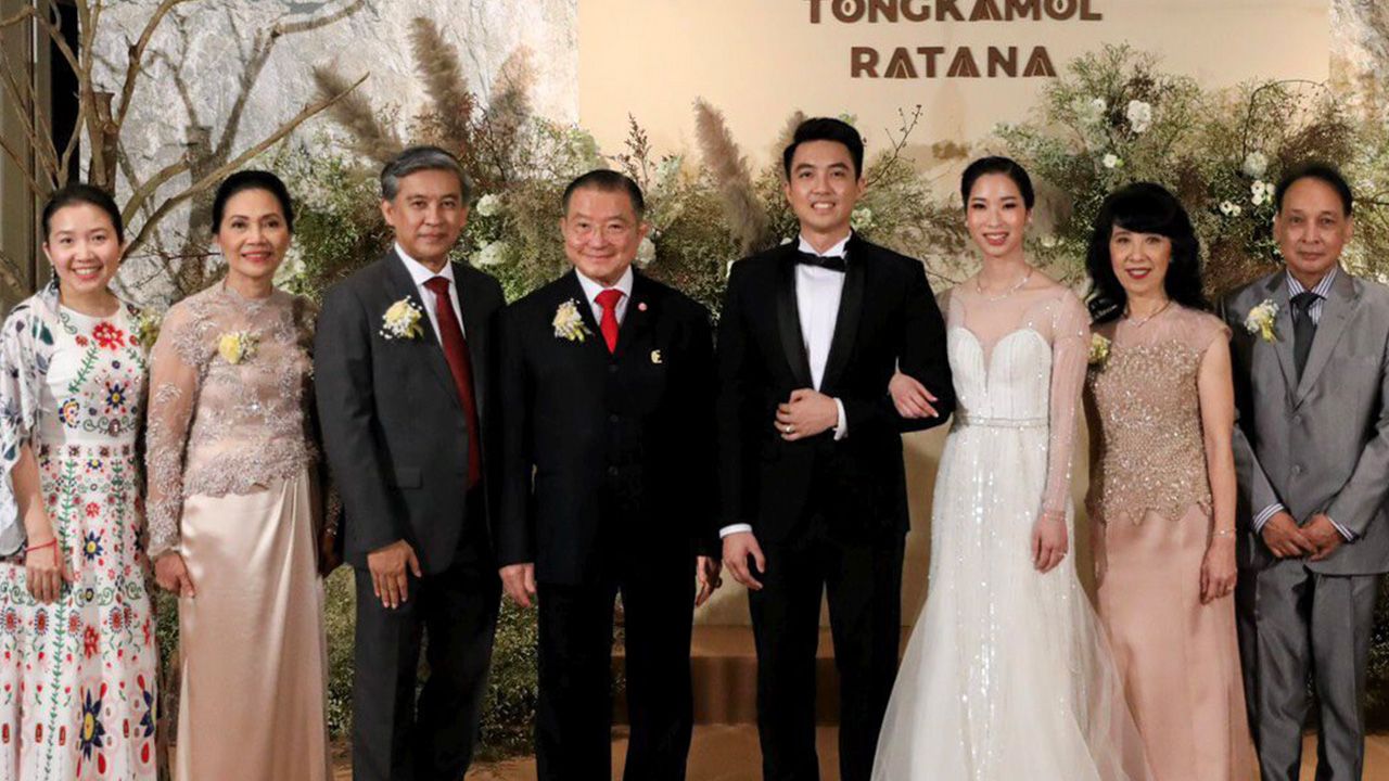 วิวาห์ชื่นมื่น เจริญ สิริวัฒนภักดี เป็นประธานในงานวิวาห์ระหว่าง ต้องกมล บุตรี ศิริวัฒน์-ศรีสมร กสิศิลป์ กับ รตน บุตร นรรัตน์-วัฒนา ลิ่มนรรัตน์ โดยมี วัลลภา ไตรโสรัส มาร่วม อวยพรด้วย ท่ามกลางบรรยากาศของความชื่นมื่น ที่โรงแรม ดิ แอทธินี โฮเทล แบงค็อก วันก่อน.