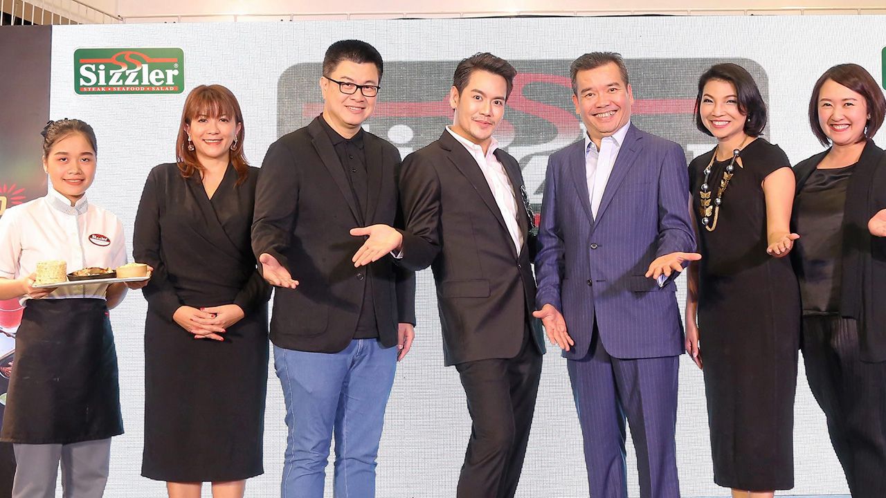 แซ่บมาก บัญญัติ อธิยุตกุล และ นงชนก สถานานนท์ จัดงานเปิดตัวภาพยนตร์โฆษณาชุดใหม่เพื่อแนะนำเมนูล่าสุด “Zaap แจ่ว” ของ ซิซซ์เล่อร์ พร้อมด้วยพรีเซ็นเตอร์ ปองศักดิ์ รัตนพงษ์ โดยมี องอาจ สุขเลิศกมล และ ศศิเพ็ญ จันทร์ศรี มาร่วมงานด้วย ที่เซ็นทรัลเวิลด์ วันก่อน.