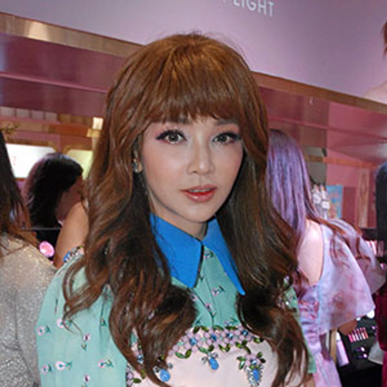 ผมม้าหน้าเด็ก แอฟ-ทักษอร เคยทำเล่นๆ จนฮือฮามาแล้ว วันก่อนก็ได้เห็น เป้ย-ปานวาด ทำผมม้าออกอีเวนต์...แหม เหมือน พี่ป๊อบ ได้เมียเด็ก (อีกคน) เลย คริๆ.