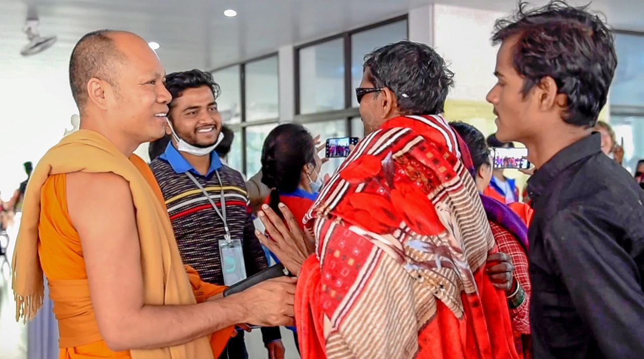 พระศรีโพธิวิเทศ เจ้าอาวาสวัดไทยลุมพินี-เนปาล ต้อนรับชาวเนปาลผู้ป่วยเป็นโรคต้อกระจก ที่ได้รับการผ่าตัดเปลี่ยนเลนส์ และมาขอบคุณ.