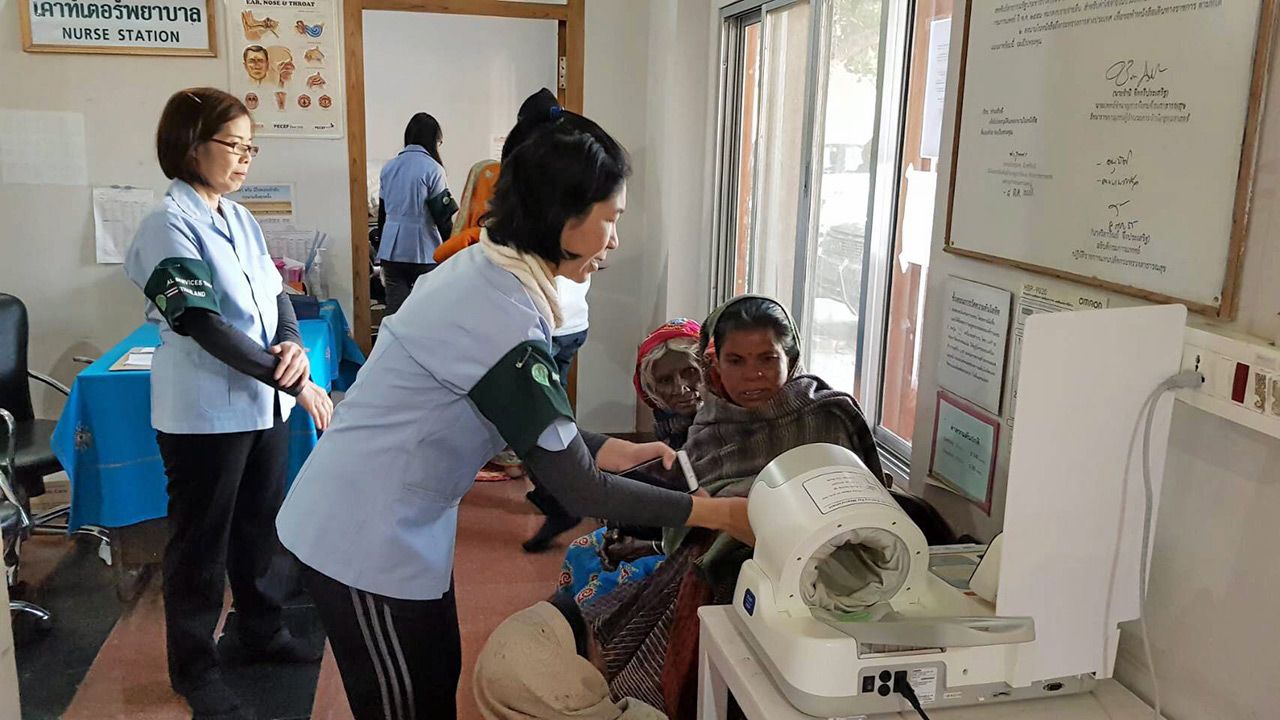 คณะแพทย์อาสาจาก รพ.มะเร็งลพบุรี ให้การตรวจรักษาชาวอินเดีย ซึ่งมารับการตรวจอย่างแน่น ที่ รพ.พระพุทธเจ้า วัดไทยพุทธคยา.