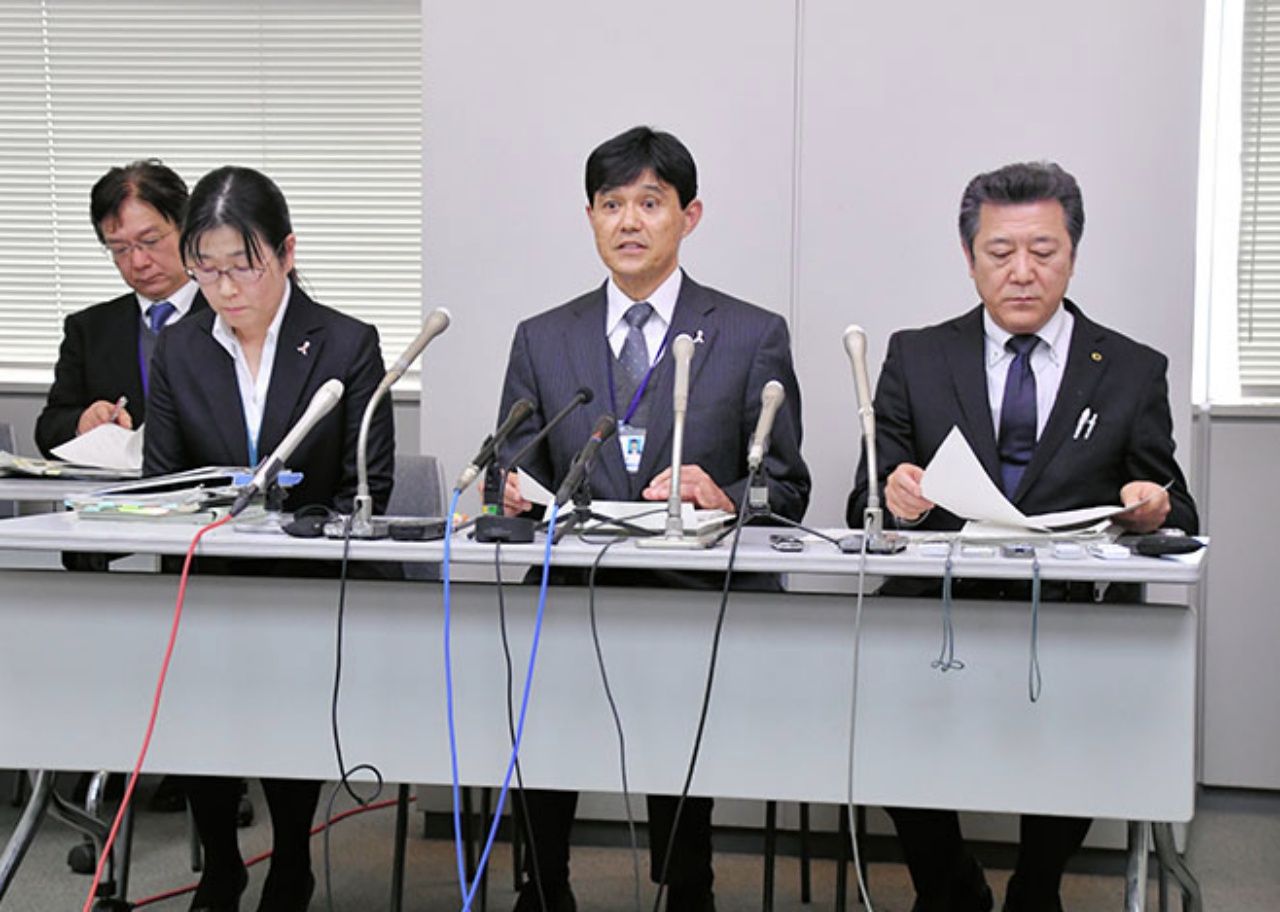 นายนิเฮอิ ฮิโตชิ (กลาง) หัวหน้าศูนย์ให้คำปรึกษาเด็กฯ