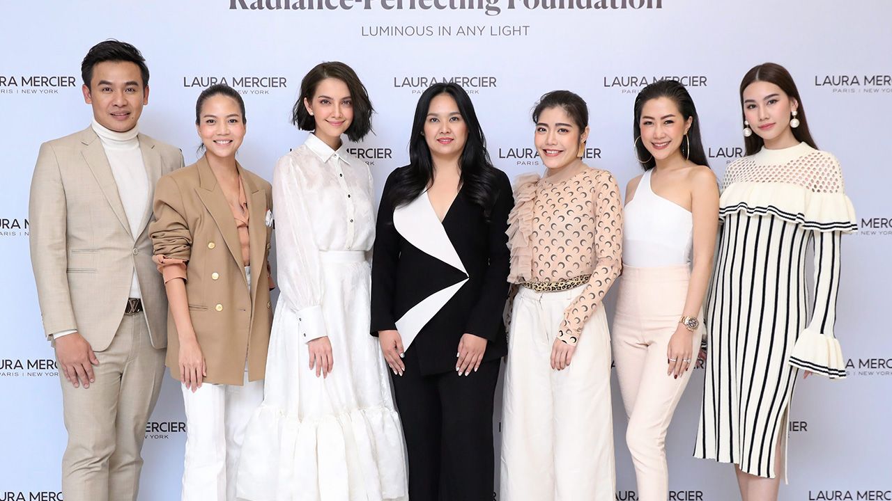 ผิวสวย อ้อยใจ วงศ์ลีลาภรณ์ เปิดตัว Laura Mercier Flawless Lumière Radiance-Perfecting Foundation รองพื้นเนื้อลิควิดสูตรล่าสุด เพื่อผิวเปล่งประกายในทุกสภาพแสง โดยมี ปรีชา ดวงเพชร และ แสงแข เหมกมลเศรษฐ์ มาร่วมงานด้วย ที่โรงแรมวอลดอร์ฟ แอสโทเรีย วันก่อน.