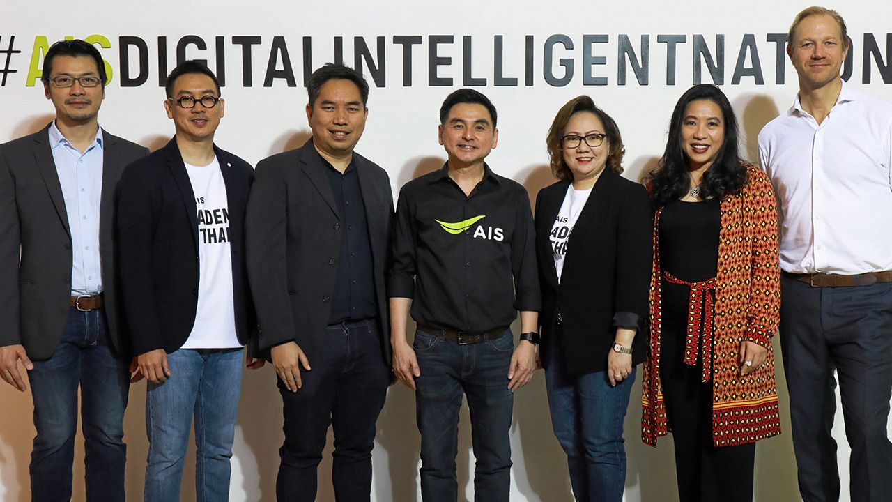 สัมมนา สมชัย เลิศสุทธิวงค์ ซีอีโอเอไอเอส จัดสัมมนา “ACADEMY for THAIs : Intelligent Nation Series” เพื่อถ่ายทอดประสบการณ์การก้าวผ่านช่วง Digital Disrupt โดยมี มารุต ชุ่มขุนทด และ กานติมา เลอเลิศยุติธรรม มาร่วมงานด้วย ที่รอยัล พารากอน ฮอลล์ วันก่อน.