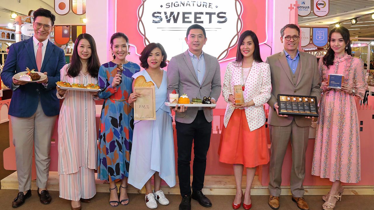 หวานอร่อย กันตภณ ผาณิตรัตน์ และ สิรินิจ โชคชัยฤทธิกุล เปิดแคมเปญ Signature Sweets Presented by Mitrphol รวบรวมขนมหวานสูตรต้นตำรับจากทั่วทุกมุมโลก จัดถึง 31 มี.ค. โดยมี ขวัญแก้ว สิริจินดา มาร่วมงานด้วย ที่เซ็นทรัลพลาซา แกรนด์ พระราม 9 วันก่อน.