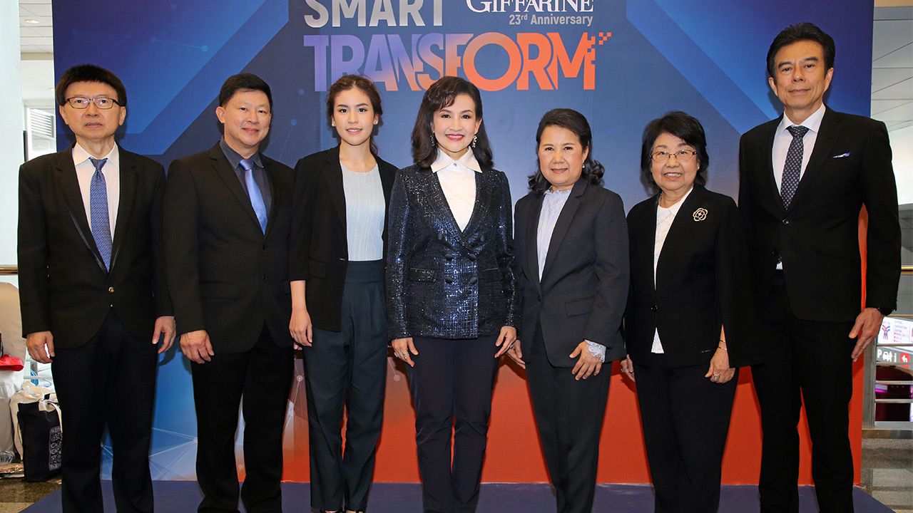 23 ปี พญ.นลินี ไพบูลย์ จัดงานฉลองครบรอบ  23 ปี กิฟฟารีน สกายไลน์ ยูนิตี้ พร้อมเปิดตัว ผลิตภัณฑ์ใหม่กว่า 10 รายการ โดยมี น.ท.นพ.จักรพงศ์ ไพบูลย์, พญ.ใจทิพย์ ไพบูลย์, ดร.นารี สุทธปรีดา และ พ.ต.ท.นพ.มั่น อุดมพาณิชย์ มาร่วมงานด้วย ที่ไบเทค บางนา วันก่อน.