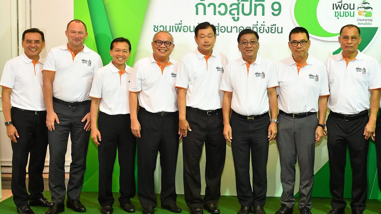 เราทำได้ วริทธิ์ นามวงษ์, กฤษณ์ อิ่มแสง, รุ่งโรจน์ รังสิโยภาส และ เบรนดอน จี. เอช.วอเทอร์ส แถลงข่าว “ก้าวสู่ปีที่ 9...ชวนเพื่อนก้าวสู่อนาคตที่ยั่งยืน” เพื่อขับเคลื่อนให้ จ.ระยองเป็นเมืองอุตสาหกรรมเชิงนิเวศ ระดับ 3 โดยมี ธีรวัฒน์ สุดสุข มาร่วมงานด้วย ที่โรงแรมเอส 31 วันก่อน.