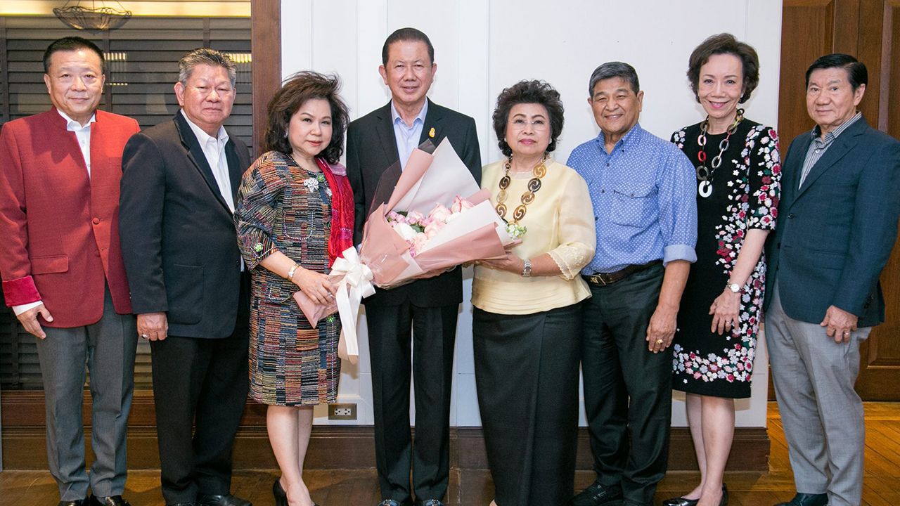สุดปลื้ม ดร.ฉวีรัตน์ เกษตรสุนทร และ นุชนาถ วสุรัตน์ พร้อมเพื่อน สวปอ.มส.4 จัดงานเลี้ยงแสดงความยินดีให้ สนั่น อังอุบลกุล ในโอกาสได้รับปริญญาบริหารธุรกิจดุษฎีบัณฑิตกิตติมศักดิ์ จากมหาวิทยาลัยนครพนม โดยมี สมชัย ตัณมานะศิริ มาร่วมงานด้วย ที่แปซิฟิก ซิตี้คลับ วันก่อน.