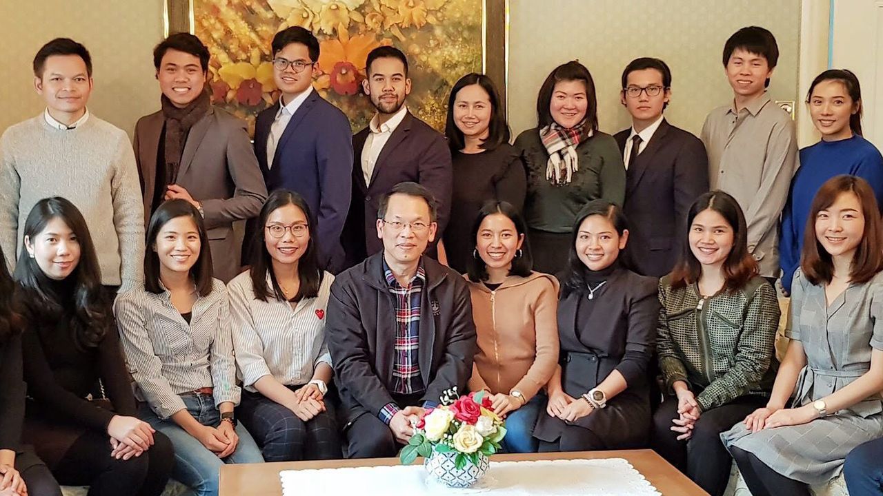 พบนักเรียน จักรี ศรีชวนะ ออท. ณ กรุงเบิร์น สวิตเซอร์แลนด์ จัดกิจกรรมพบปะนักศึกษาไทยในสวิตฯ โดยมี สุรพัช เอกอินทร์ ประธานสมาคมนักเรียนไทยในสมาพันธรัฐสวิส กับสมาชิก 23 คน ร่วมงานด้วย ที่สถานทูต.
