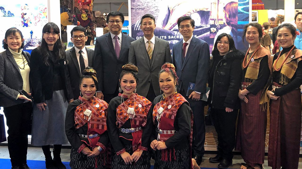 เปิดงาน มนัสวี ศรีโสดาพล เอกอัครราชทูต ณ กรุงบรัสเซลส์ เบลเยียม นำทีมประเทศไทยร่วมพิธีเปิดงาน Brussels Travel Fair (Salon des Vacances) ปี 2019 โดยมี วรภา อังคศิริสรรพ ผอ.สนง.ททท.กรุงปารีส ต้อนรับ.