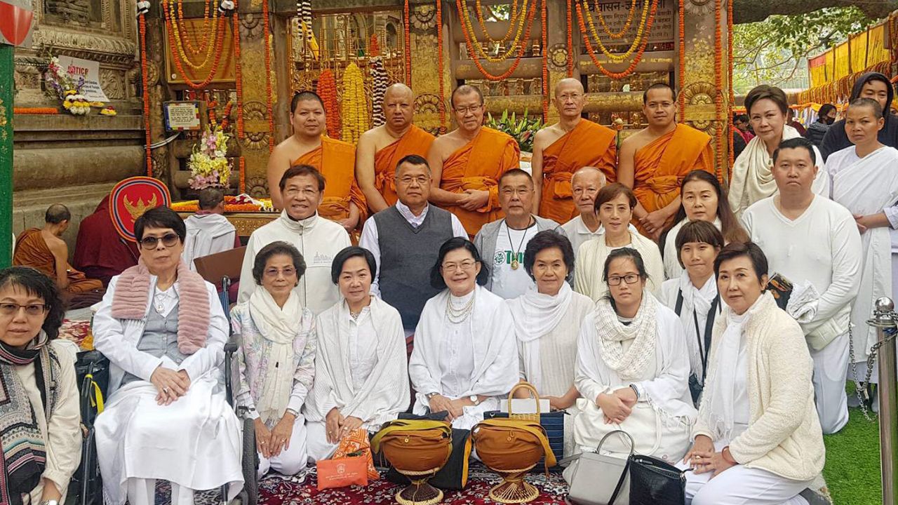 สู่ร่มกาสาวพัสตร์ พระธรรมโพธิวงศ์ (วีรยุทโธ) หัวหน้าพระธรรมทูตสายอินเดีย-เนปาล และเจ้าอาวาสวัดพุทธคยา อินเดีย เป็นพระอุปัชฌาย์อุปสมบท พระดำฤทธิ์ วิริยะกุล (ฐิตวิริยโพธิ์) และ พระชวรงค์ ลิมป์ปัทมปาณี (อจจาทรโพธิ) โดยมี ไพฑูรย์ รักประเทศ, สุชาดา นิมากร ร่วมพิธีที่ใต้ต้นพระศรีมหาโพธิ์ พระมหาเจดีย์พุทธคยา.