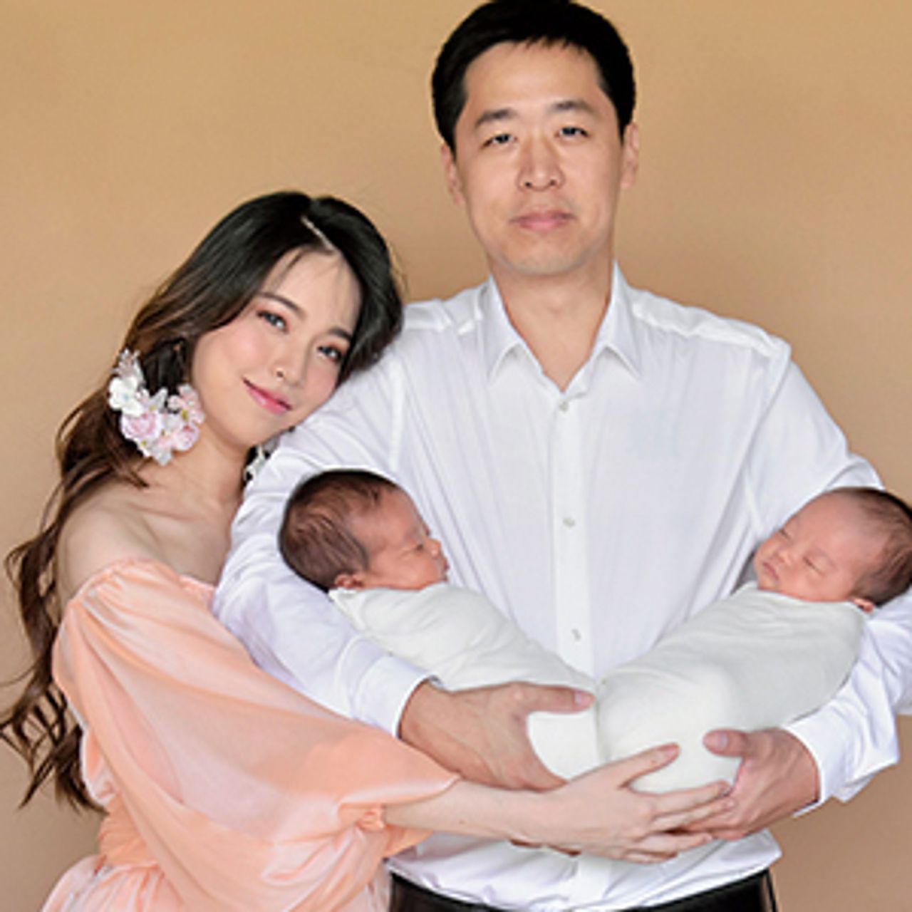 คุณแม่ป้ายแดง บัว-สโรชา หอบลูกชายแฝด “วาตะ–วายุ” มางาน “Fertility Center Annual Party” ฉลองครบรอบ 20 ปี ศูนย์รักษาผู้มีบุตรยาก รพ.วิภาวดี วันอาทิตย์ที่ 17 ก.พ.นี้.