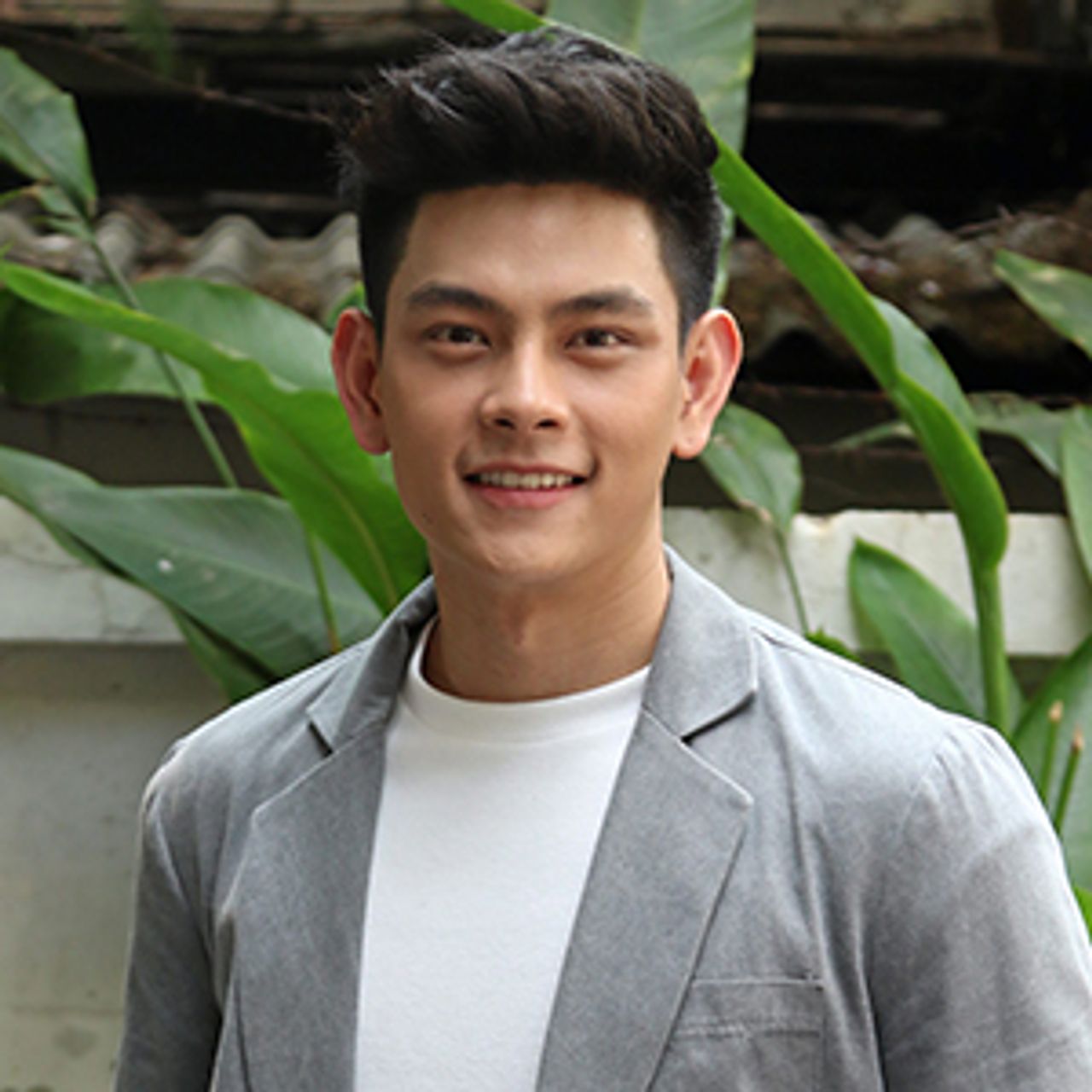 หล่อนะ แต่ “ดวงรักกุด” เอี๊ยง-สิทธา พระเอก “เทพธิดาขนนก” ช่อง 8 คบใครรักไม่ถึงวาเลนไทน์สักที วันแห่งความรักในปีนี้ เอี๊ยง ก็เศร้าๆอยู่คนเดียวอีกปี.