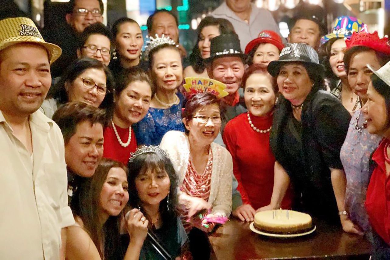 สุขสันต์วันเกิด  -  เต็มดวง เตชะรัตนประเสริฐ ชวนเพื่อนสนิทไปเลี้ยงฉลองเบิร์ธเดย์ให้กับสามีสุดที่รัก สุพัฒน์ เตชะรัตนประเสริฐ ที่ร้านอาหาร Hero Thai แอสโตเนีย ควีนส์ นิวยอร์ก สหรัฐฯ ท่ามกลางบรรยากาศชื่นมื่น.