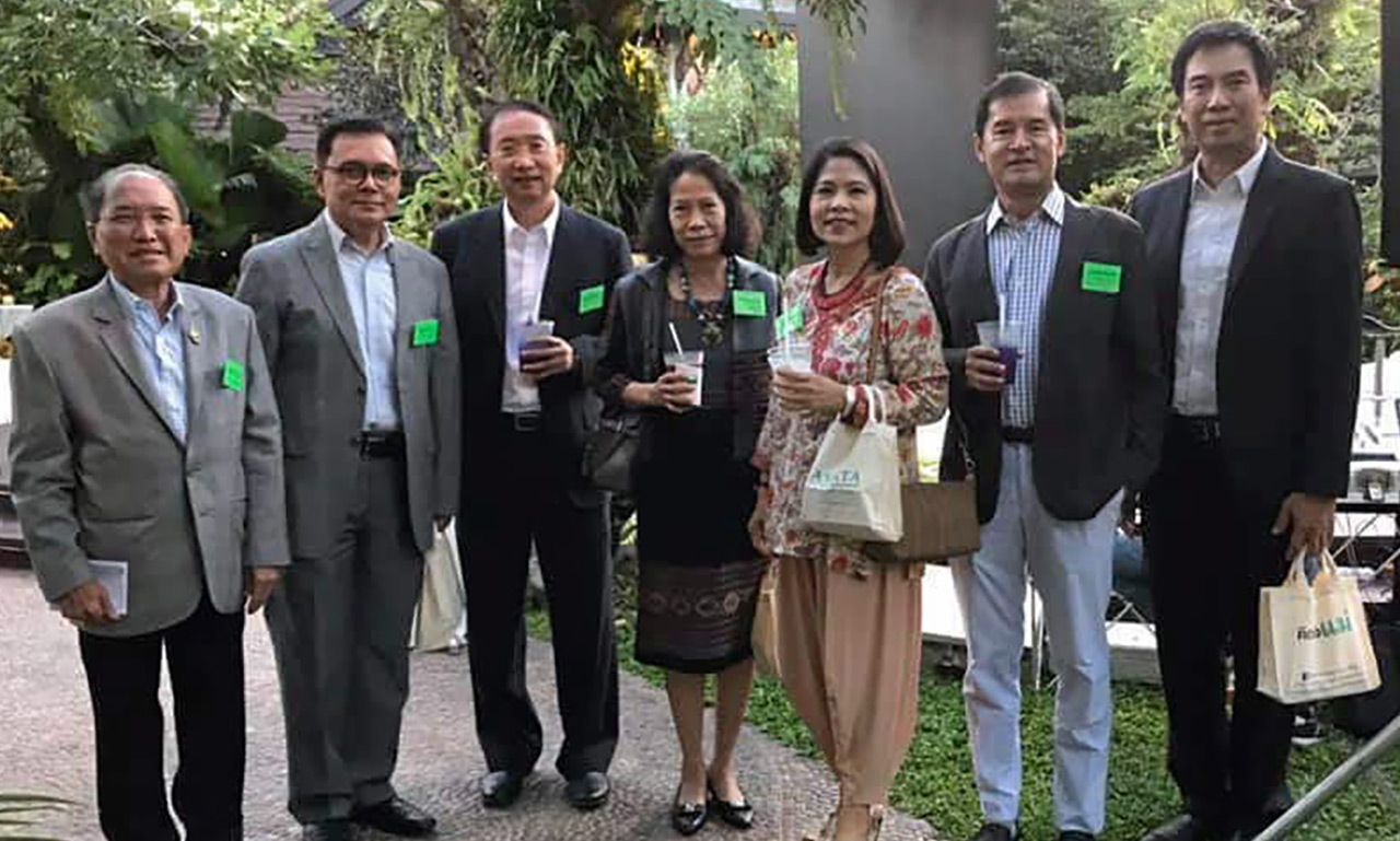 ร่วมอภิปราย  -  วรเดช วีระเวคิน อดีต ออท. ณ กรุงพริทอเรีย แอฟริกาใต้ และอดีตทูตจากหลายประเทศ ไปร่วมอภิปรายในประเด็น “เหล่าอดีตทูตมีส่วนช่วยเหลือภาคเอกชนในการเปิดตลาดหรือลงทุนในต่างประเทศได้อย่างไร”.