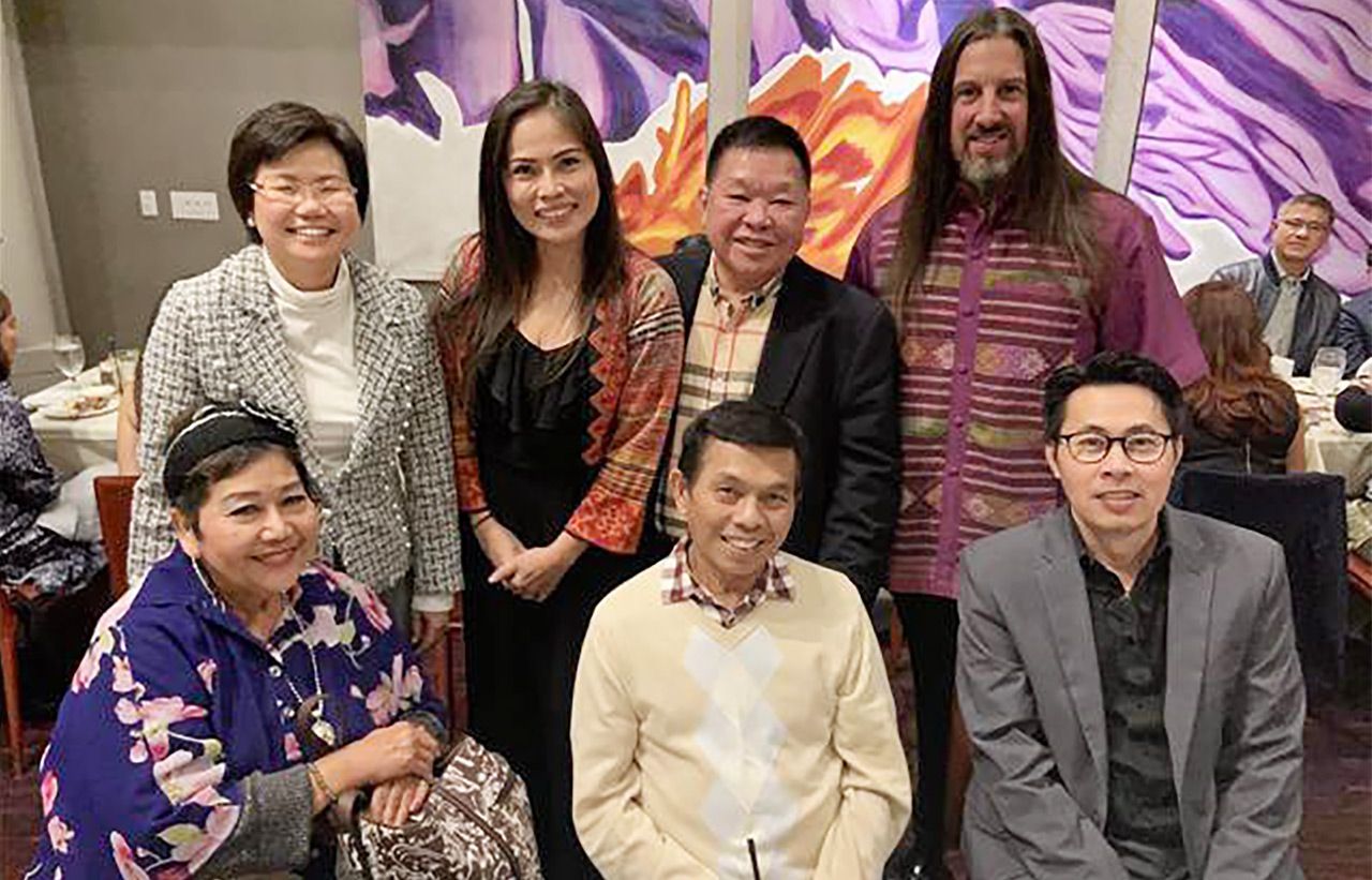 เลี้ยงรับ  -  บุญส่ง อนันตสุคนธ์ จัดเลี้ยงรับ มังกร ประทุมแก้ว กสญ. ณ นครลอสแอนเจลิส คนใหม่ มี ขวัญนภา ผิวนิล, ต้อย ตีวิด, ผิง พัฒนะ, เพิ่มพร สุขประดิษฐ์ และ ดิศพงษ์ มงคล มาร่วมงานด้วย ที่ฮิลตัน ยูนิเวอร์แซล.