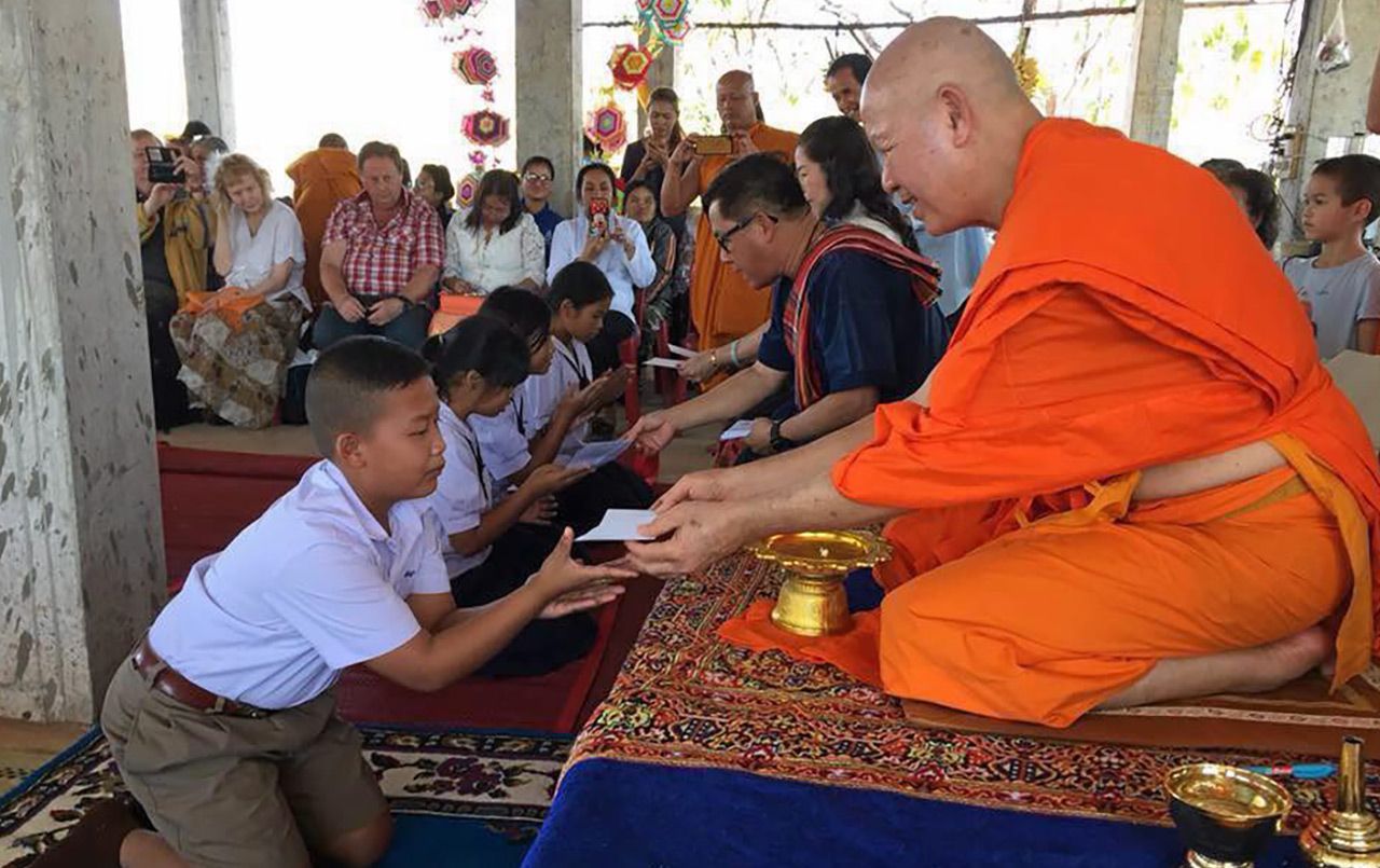ทุนการศึกษา  -  พระราชวิสุทธิวิเทศ เจ้าอาวาสวัดไทยธรรมาราม เมืองวอเตอร์ลู เบลเยียม มอบทุนการศึกษาแก่นักเรียน นักศึกษา ในงานทำบุญอายุวัฒนมงคล 60 ปี ที่ศูนย์ปฏิบัติธรรมสมเด็จพระพุฒาจารย์ (เกี่ยวฯ) จ.ชัยภูมิ.