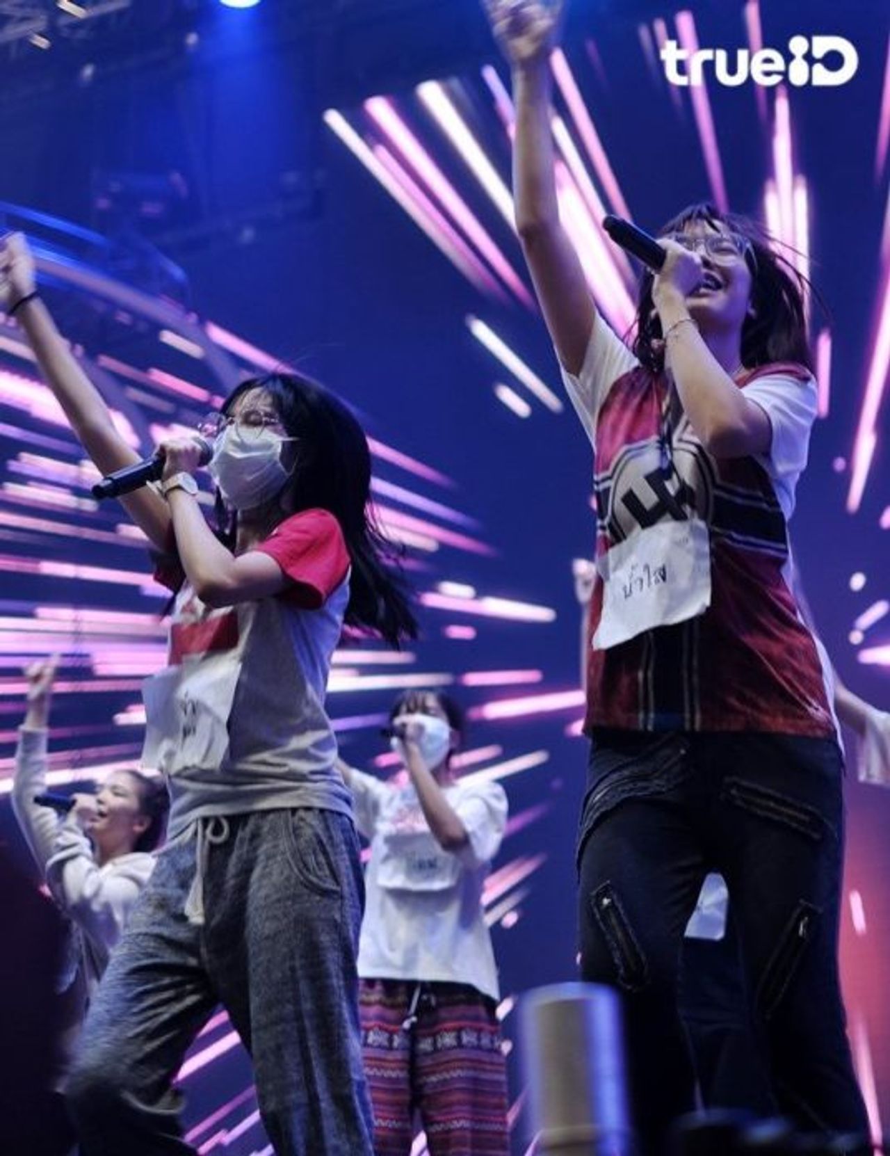 น้ำใส BNK ใส่เสื้อที่มีสัญลักษณ์พรรคนาซีเยอรมนีซ้อมคอนเสิร์ต