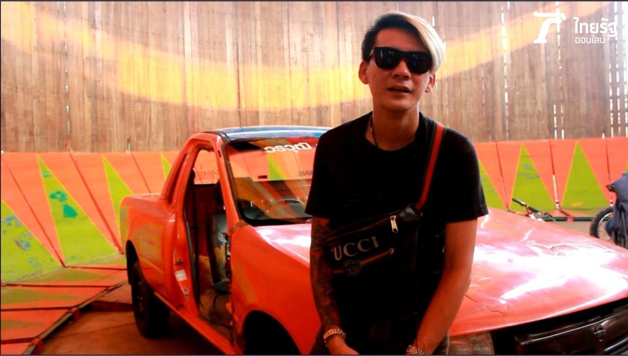 นายวรวุฒิ กัลยาณพันธ์ หรือเจ้าของฉายา วรวุฒิ กระดูกเหล็ก หนึ่งเดียวในไทย ขับรถกระบะไต่ถัง