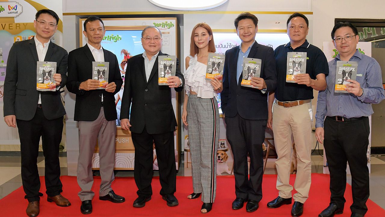 ดีมาก สุขวัฒน์ ด่านเสริมสุข กก.ผจก.ใหญ่ ซีพีเอฟ เปิดตู้อัตโนมัติขายอาหารสุนัข “เจอร์ไฮ” เพื่ออำนวยความสะดวกคนรักสุนัขในย่านสีลม พร้อมมอบรายได้ส่วนหนึ่งจากการขายสมทบทุนมูลนิธิ The Voice โดยมี จันจิรา จันทร์พิทักษ์ชัย มาร่วมงานด้วย ที่อาคาร ซี.พี.ทาวเวอร์ วันก่อน.