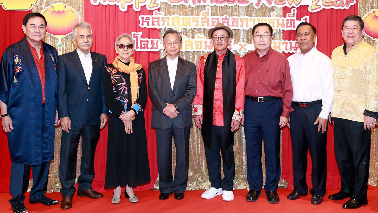 รุ่นแรก พล.อ.ต.นพ.สันติ ศรีเสริมโภค จัดงานเลี้ยงสังสรรค์ผู้เข้าอบรมหลักสูตร สื่อสุขภาพ รุ่นที่ 1 โดยมี ชวน หลีกภัย, รศ.พญ.ลดาวัลย์ สุวรรณกิตติ, ดร.อัศวิน อิงคะกุล, ประวิทย์ จิตนราพงศ์, จุมพล สำเภาพล และ ชัยวัฒน์ อุทัยวรรณ์ มาร่วมงานด้วย ที่ รร.มิราเคิล แกรนด์ วันก่อน.