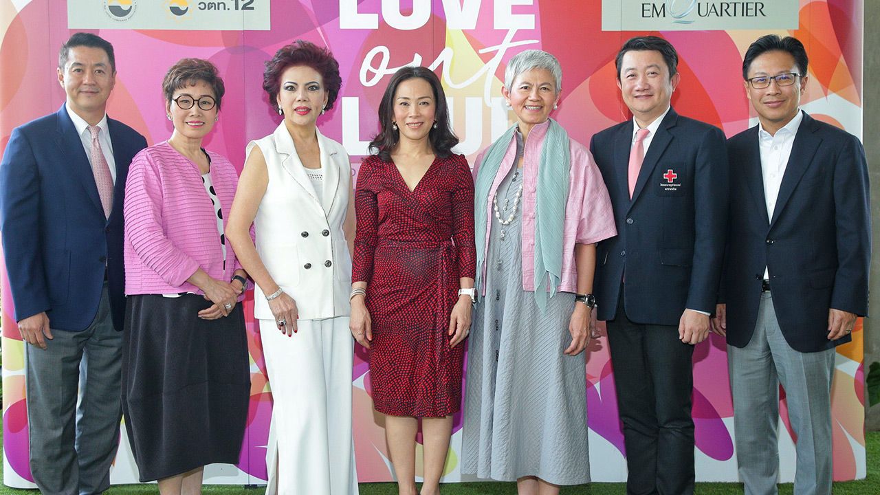 อย่าพลาด สุธาวดี ศิริธนชัย และ อรนุช อภิศักดิ์ศิริกุล แถลงข่าวการจัด “LOVE OUT LOUD pass the love forward ส่งต่อรัก ให้โลกรู้” งานออกร้านจำหน่ายสินค้าแบรนด์เนม ระหว่าง 14-17 ก.พ. โดยมี จรรยา สว่างจิตร และ วิภาดา ธรรมาวรานุคุปต์ มาร่วมงานด้วย ที่ดิ เอ็มควอเทียร์ วันก่อน.