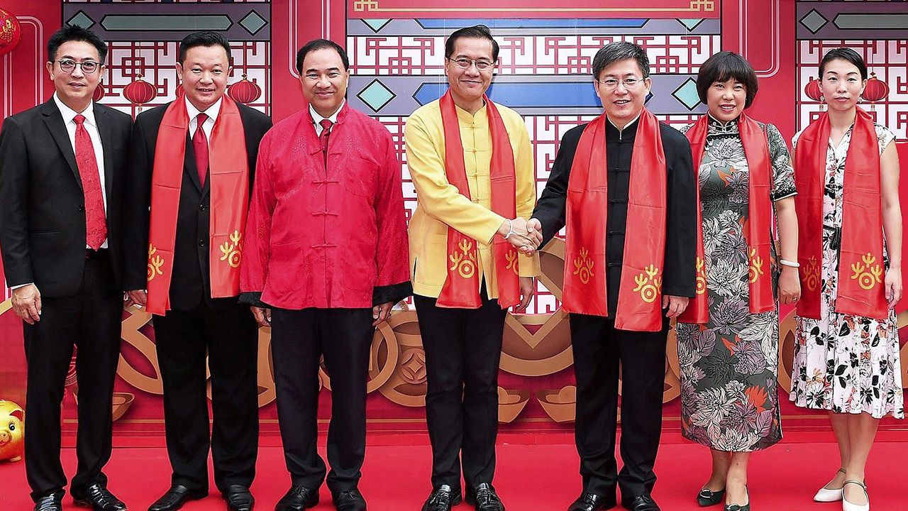 44 ปี วีระศักดิ์ โควสุรัตน์ รมว.การท่องเที่ยวและกีฬา เปิดงานเทศกาลตรุษจีนประเทศไทย ประจำปี 2562 ฉลอง 44 ปีความสัมพันธ์ทางการทูตไทย-จีน โดยมี หลุ่ย์ เจี้ยน, ยุทธศักดิ์ สุภสร, วรพงศ์ สุขธีรอนันตชัย และ กลินท์ สารสิน มาร่วมงานด้วย ที่สยามสแควร์ วันก่อน.
