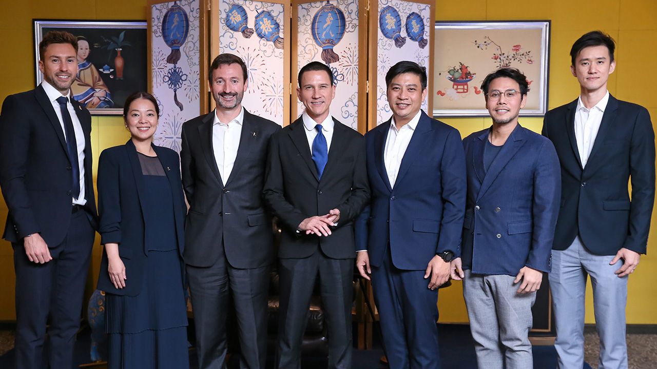 ของฝาก อัลแบร์โต อิเบอัส และ จริณี วงศ์กำทอง เปิดตัว “Johnnie Walker Blue Label Year of The Pig” มีความโดดเด่นของลายเส้นเหมาะสำหรับเป็นของขวัญให้นักสะสม โดยมี กฤษดา สุโกศล แคลปป์ และ จิรัสย์ วัฒนภัทรเศรษฐ์ มาร่วมงานด้วย ที่โรงแรมเดอะ สุโกศล วันก่อน.