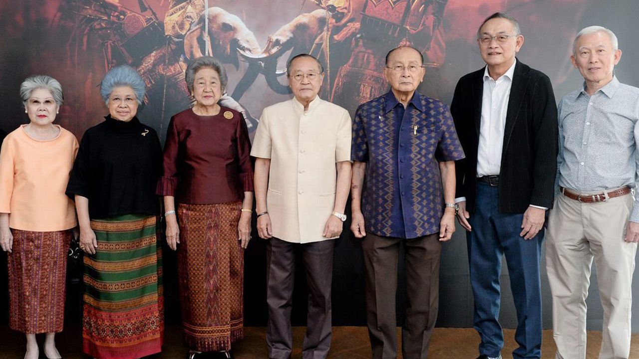 ดูเพลิน สุพล วัธนเวคิน และ บรรยง พงษ์พานิช จัดการแสดงหุ่นกระบอกตะเลงพ่ายรอบปฐมฤกษ์ โดยมี ดร.สุเมธ ตันติเวชกุล, พารณ อิศรเสนา ณ อยุธยา, ท่านผู้หญิงบุตรี วีระไวทยะ และ ท่านผู้หญิงอังกาบ บุณยัษฐิติ มาร่วมงานด้วย ที่พิพิธภัณฑ์จักรพันธุ์ โปษยกฤต วันก่อน.