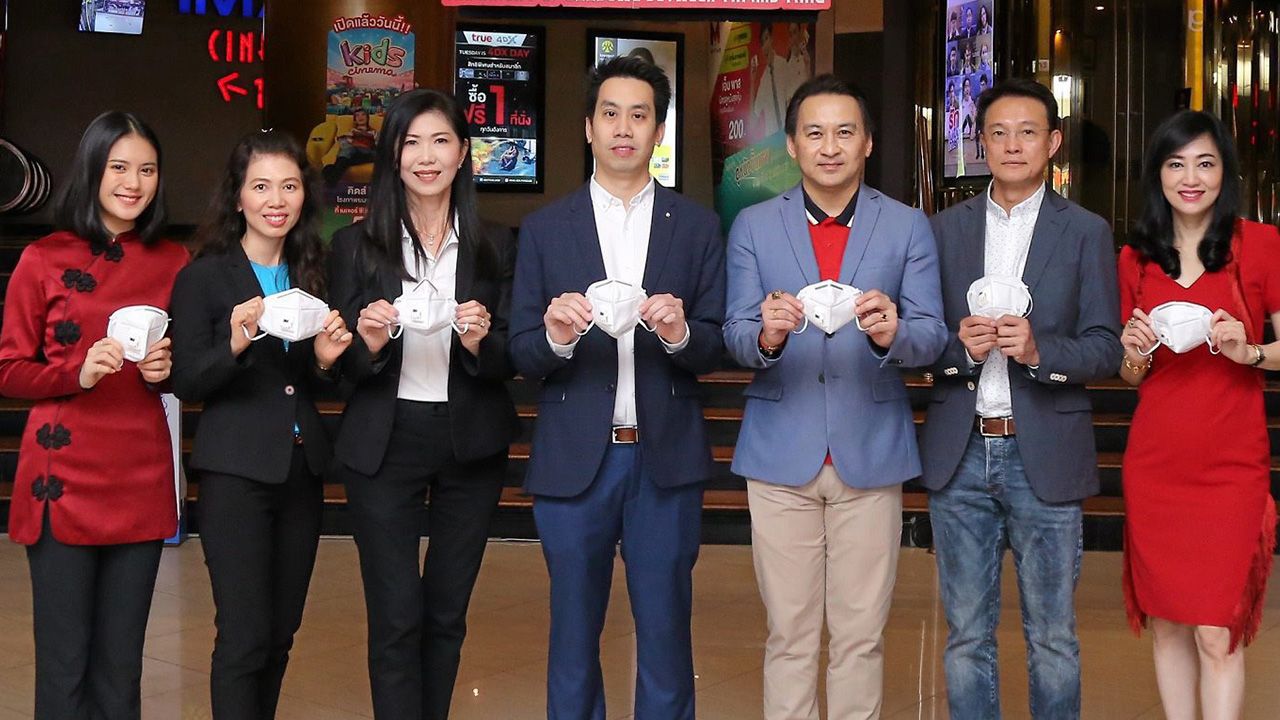 เป็นห่วง นรุตม์ เจียรสนอง, อภิชาติ คงชัย และ อรนุช สำราญฤทธิ์ เปิดโครงการ “ห่วงใยใส่ใจ ประชาชน มอบหน้ากากอนามัย N95” ให้ลูกค้าโรงภาพยนตร์เมเจอร์ ซีนีเพล็กซ์ โดยมี นรินทร์ เอกวงศ์วิริยะ และ ชัชชฎา ก้องธรนินทร์ มาร่วมงานด้วย ที่เมเจอร์ซีนีเพล็กซ์ รัชโยธิน วันก่อน.
