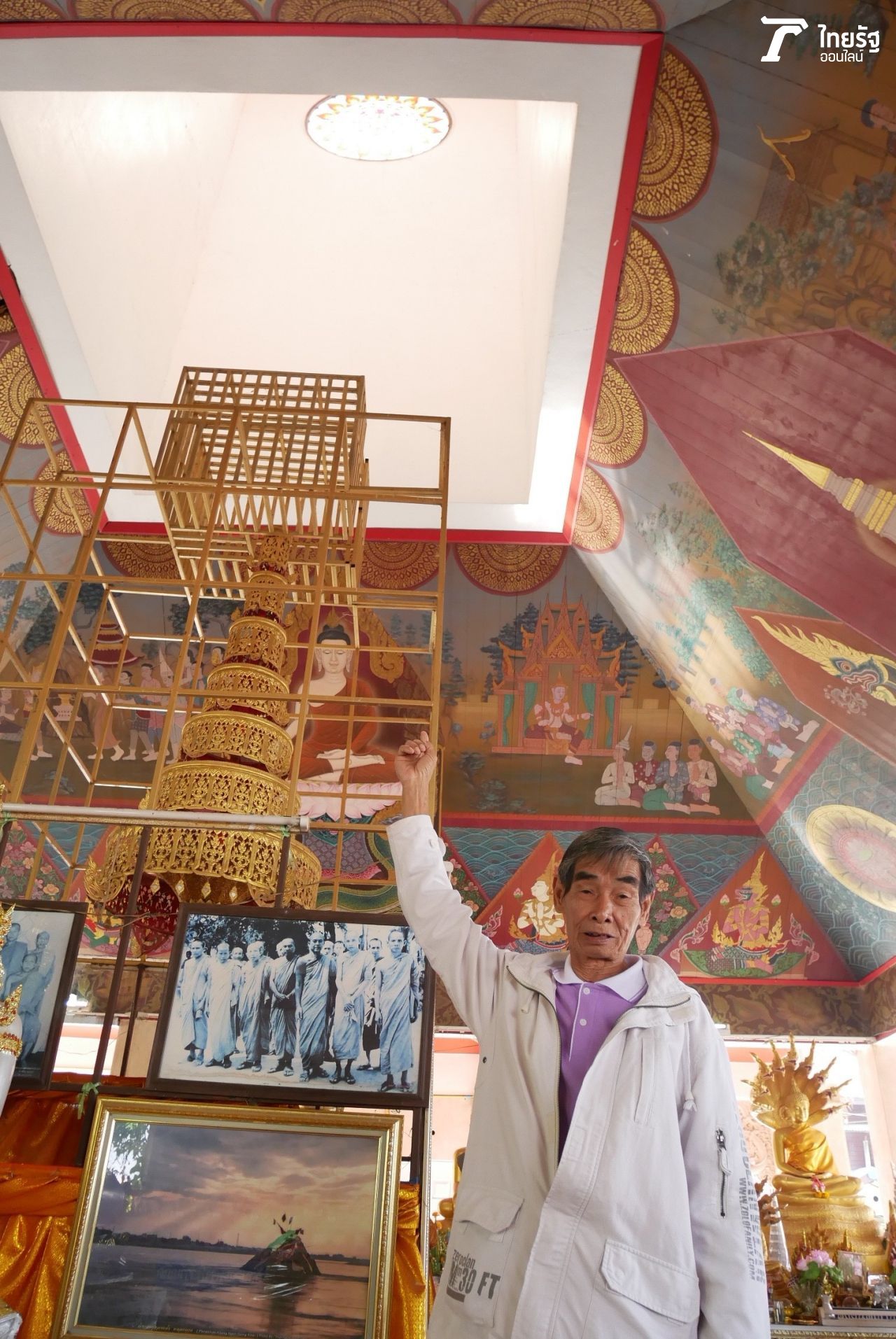 นายเอี่ยม โลธิเสวง คณะกรรมการพระธาตุหล้าหนอง ผู้ที่ดูแลพระธาตุกลางน้ำ