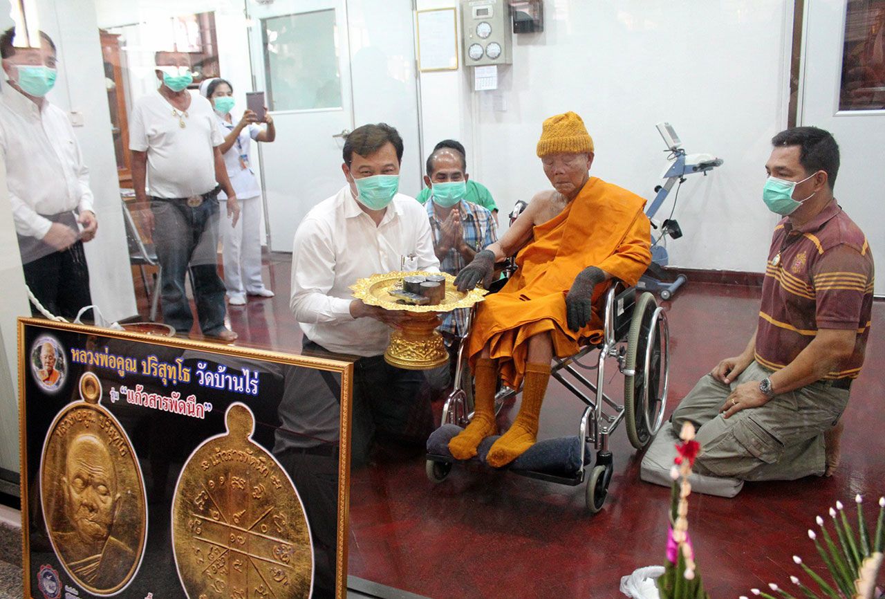 พระเทพวิทยาคม (หลวงพ่อคูณ ปริสุทฺโธ) ทำพิธีอธิษฐานจิตเป็นสิริมงคลแก่บล็อกสร้างเหรียญรุ่น 