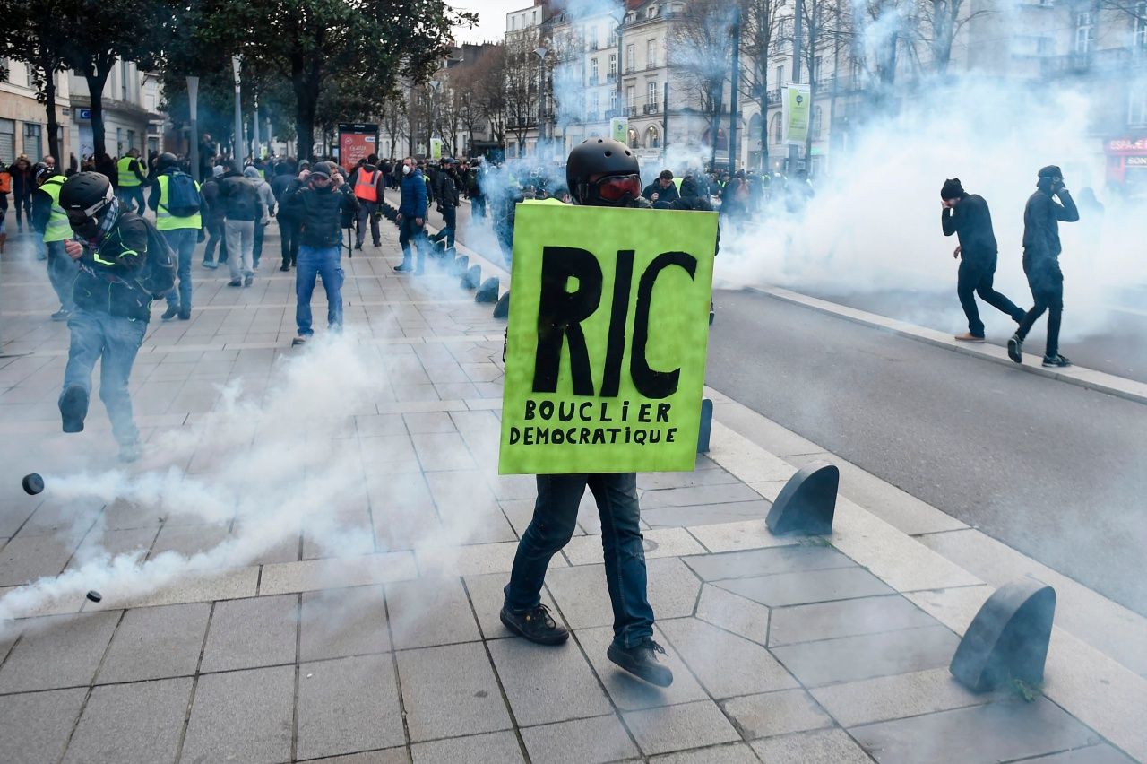 กลุ่มเสื้อกั๊กเหลืองปะทะเจ้าหน้าที่เมื่อวันเสาร์