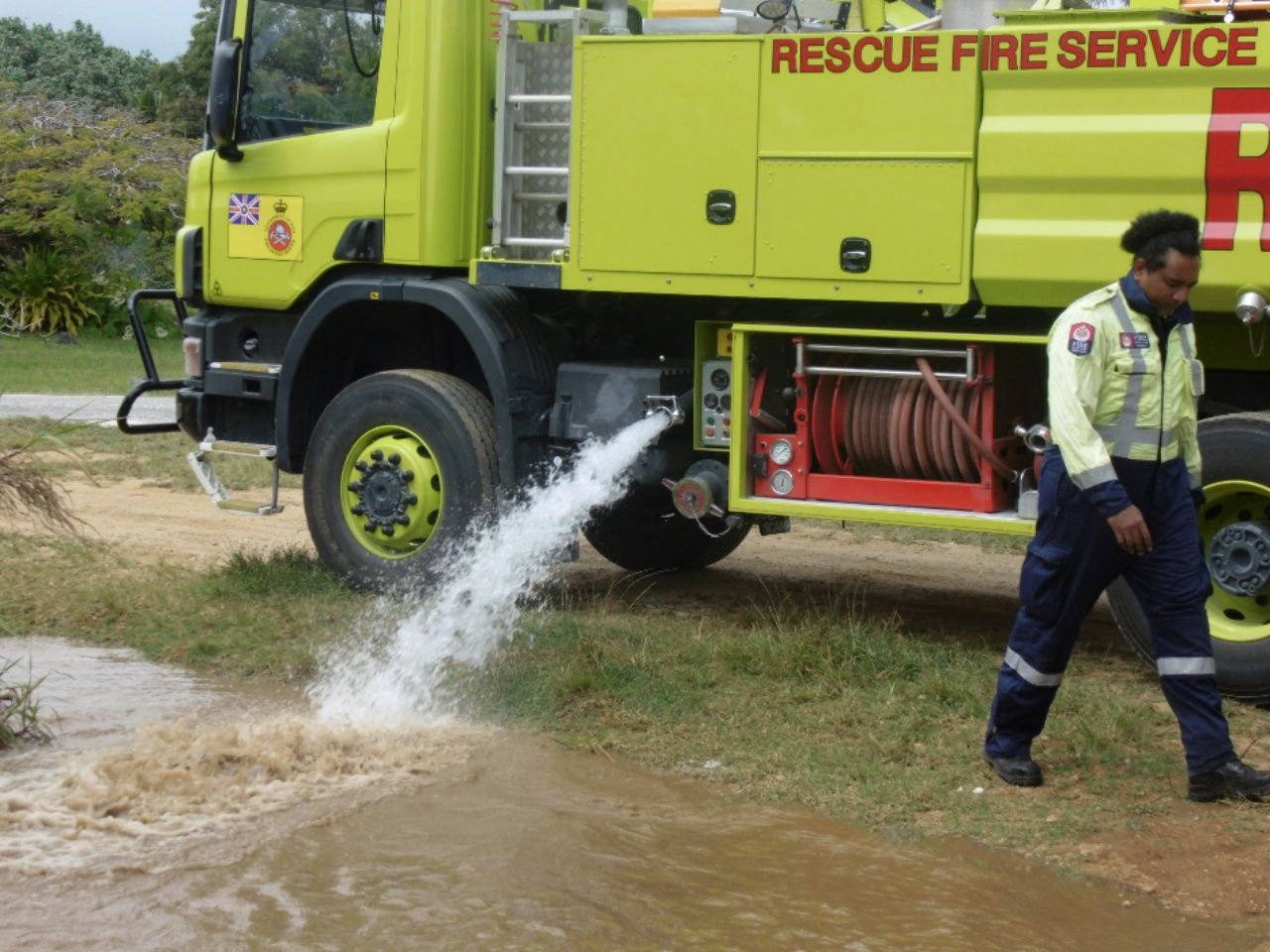 พนักงานดับเพลิงบนเกาะนีวเว มาคอยเติมน้ำในบ่อให้ เป็ด ทรีเวอร์ เวลาน้ำในบ่อแห้งลง