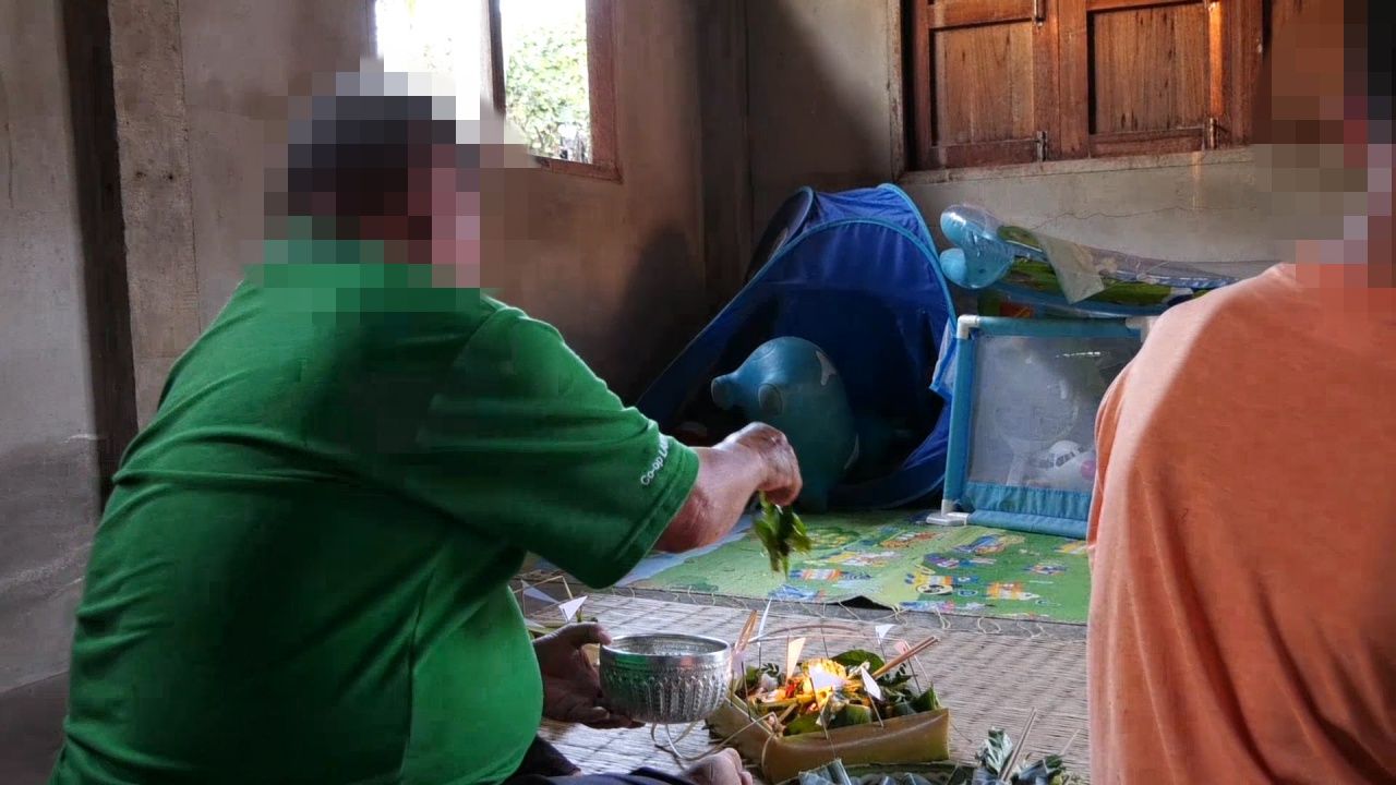 (ครอบครัวทำพิธีส่งเคราะห์และสู่ขวัญ)