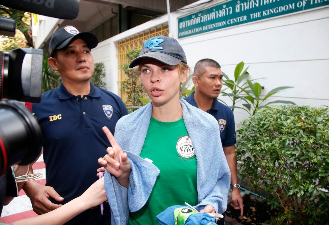 เจ้าหน้าที่พา น.ส.วาชูเควิชออกจากห้องคุมขังไปยังสนามบินเพื่อเนรเทศเธอไปรัสเซีย เมื่อ 17 ม.ค. 2562