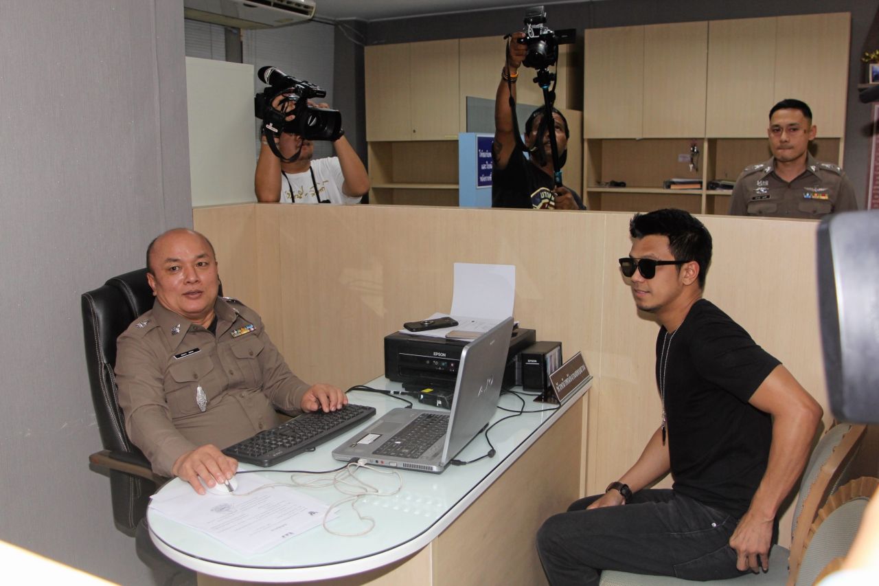 13 มี.ค.61  หนุ่ม กะลา เดินทางเข้าพบพนักงานสอบสวน สน.บางเขน เพื่อรับทราบข้อกล่าวหา หลังถูกออกหมายเรียกกรณีนำเพลงยามไปร้องในร้านอาหาร