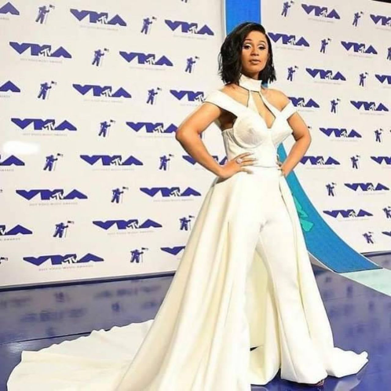 ปีนี้ต้องยอมนาง คาร์ดี บี ในชุดเด่นยิ่งของคริสเตียน ซีรีอาโน Christian Siriano 