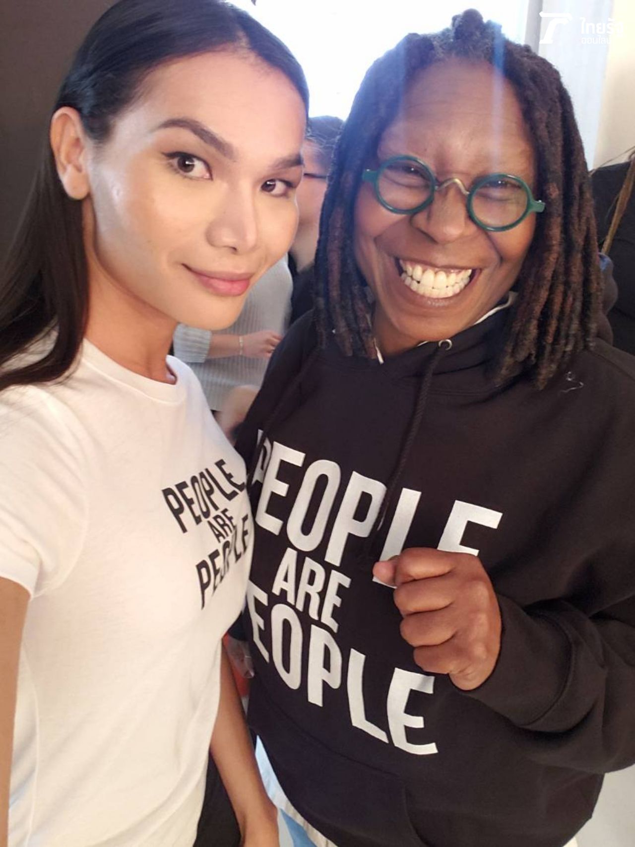 นางแบบสาวสองสุดฮอตจากไทย มีมี่ เทา กับซุปตาร์ฮอลลีวูด วูปปี้ โกลด์เบิร์ก