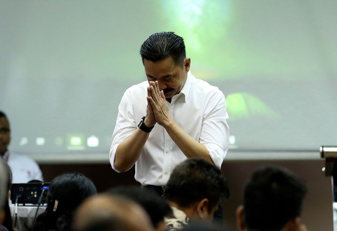 นายรุสดี กีรานา ผู้ก่อตั้งและเจ้าของบริษัทไลอ้อน แอร์ ไหว้ขอโทษญาติพี่น้องผู้โดยสารที่เสียชีวิต ระหว่างการแถลงข่าว เมื่อ 5พ.ย.61