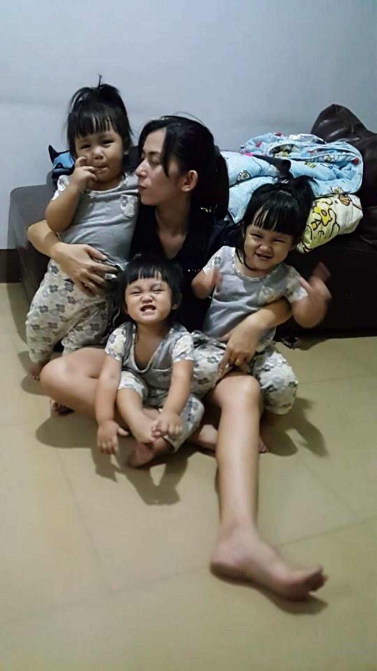 แฝดสามกับคุณแม่