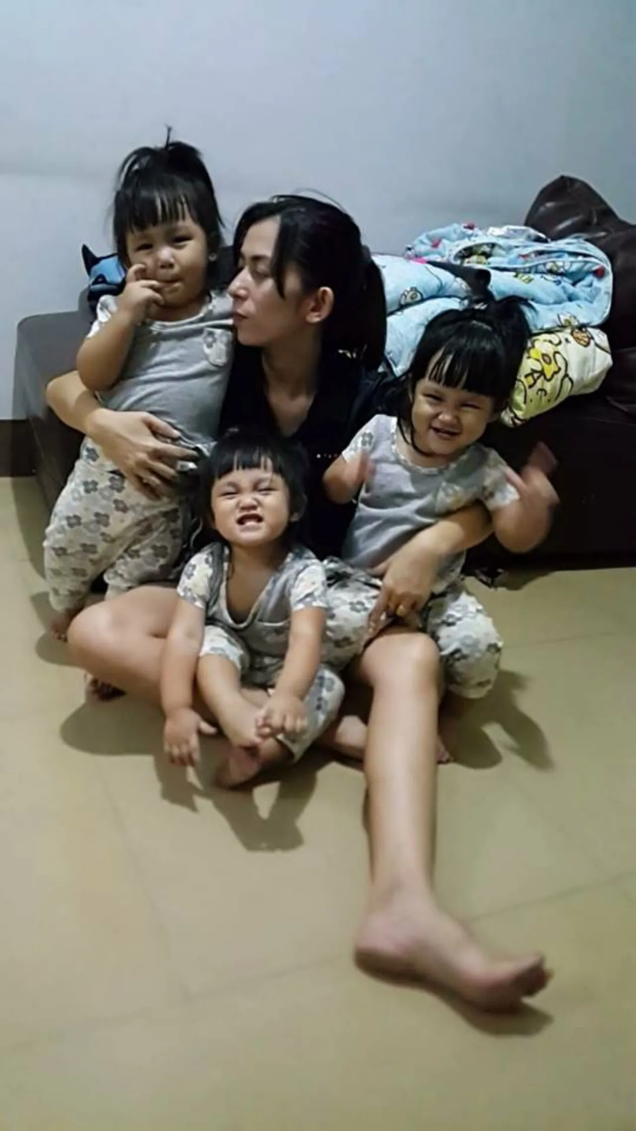 แฝดสามกับคุณแม่