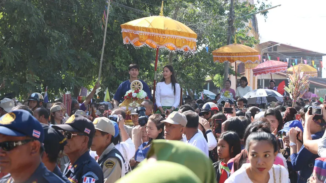 คู่รักสายบุญ ณเดชน์-ญาญ่า ทอดกฐินเข้าวัดได้เงิน 4 ล้านบาท!!