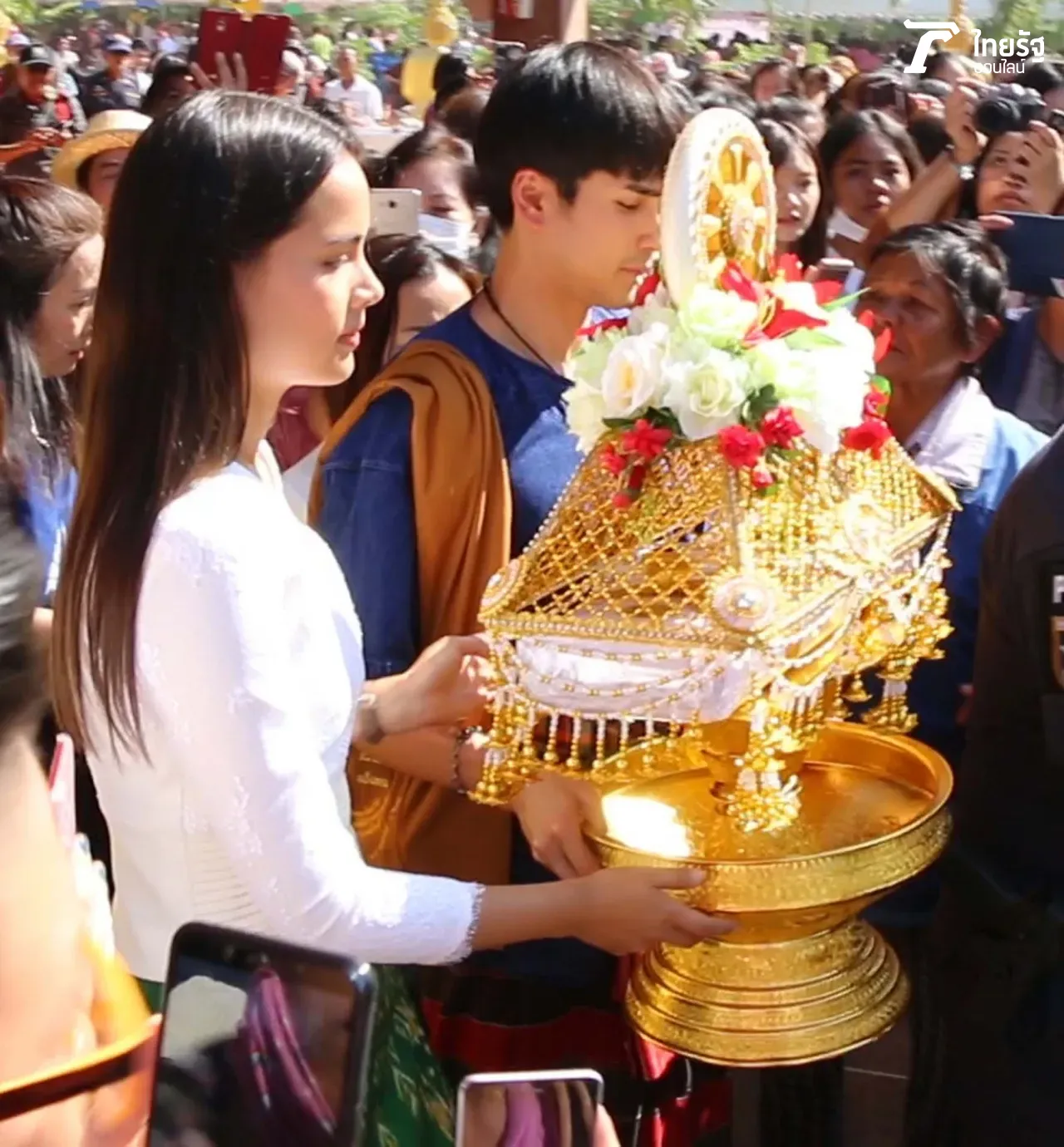 คู่รักสายบุญ ณเดชน์-ญาญ่า ทอดกฐินเข้าวัดได้เงิน 4 ล้านบาท!!
