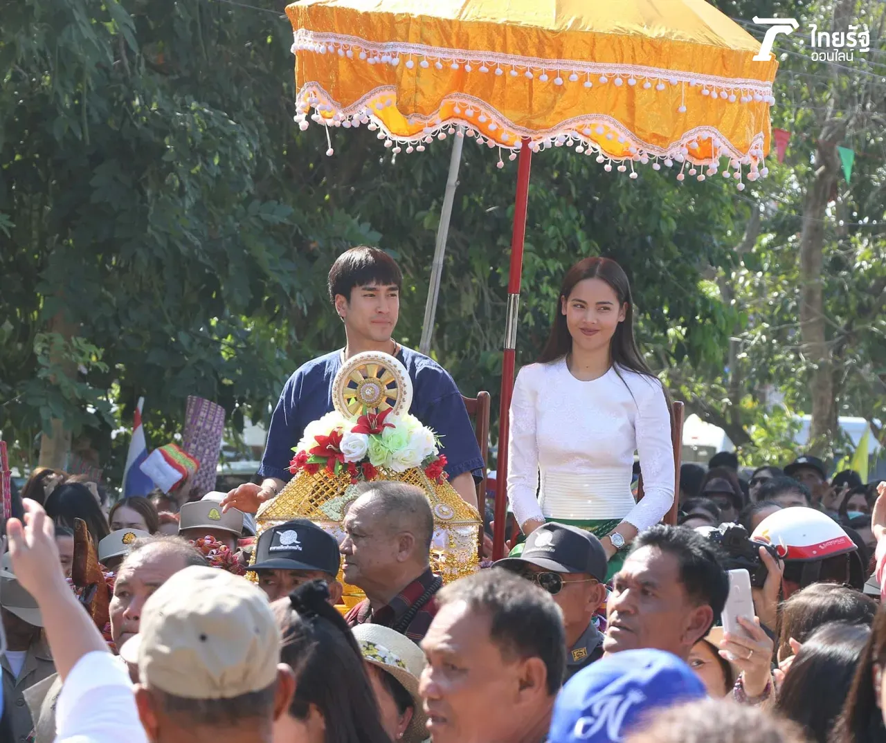 คู่รักสายบุญ ณเดชน์-ญาญ่า ทอดกฐินเข้าวัดได้เงิน 4 ล้านบาท!!