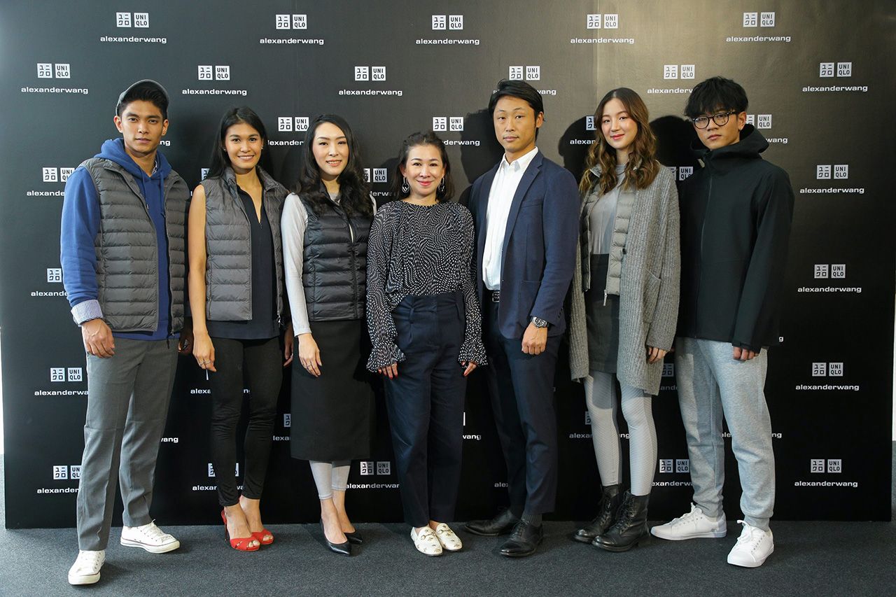 หายหนาว โอ กุริ โทโมโยชิ และ อรธิรา ภาคสุวรรณ เปิดตัว “Uniqlo x Alexander Wang” คอลเลกชันฮีทเทคมีสไตล์สุดพิเศษต้อนรับหน้าหนาว โดยมี เขมจิรา เทศประทีป, ปวีณลักษณ์ ลิมปิชาติ, กัญญาวีร์ สองเมือง และ นนท์ อัลภาชน์ มาร่วมงานด้วย ที่ดิ เอ็มควอเทียร์ วันก่อน.