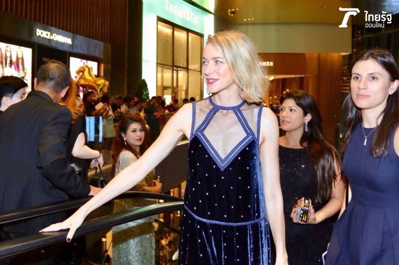 สง่างามแบบ นาโอมิ วัตส์ ซุปตาร์ฮอลลีวูด 