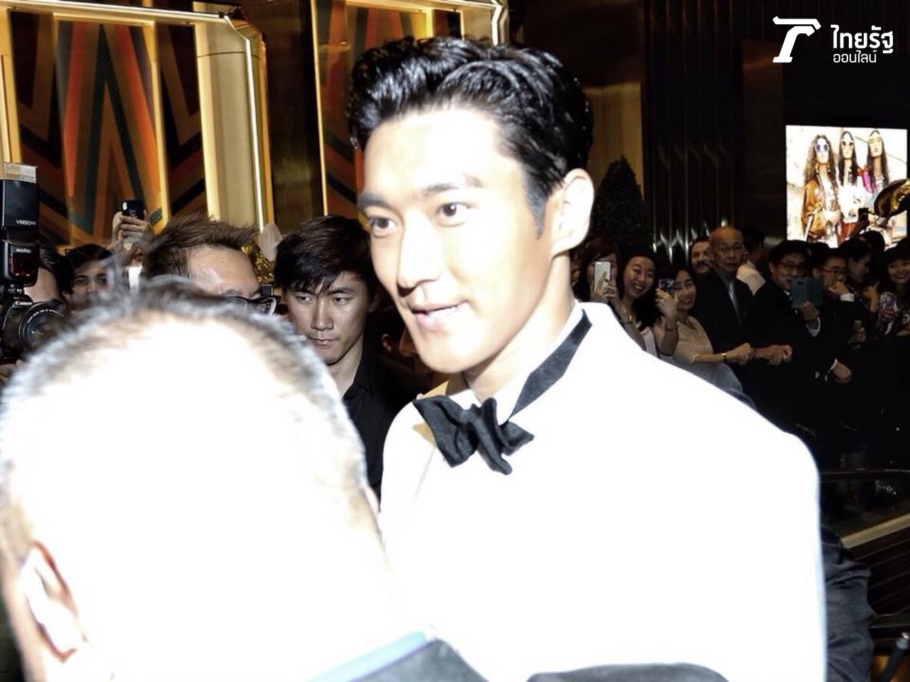 ซูมใกล้ๆ แทบได้กลิ่นตัวหอมๆ กันเลยทีเดียวเชียว 