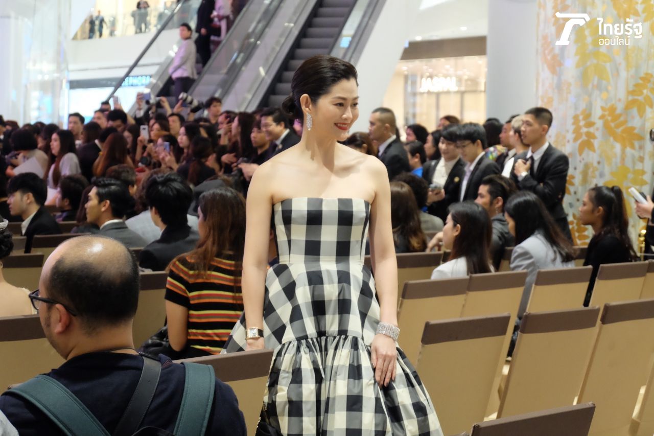 สู่ขวัญ บูลกุล มาในชุดเกาะอกลายตารางสีขาว-ดำ